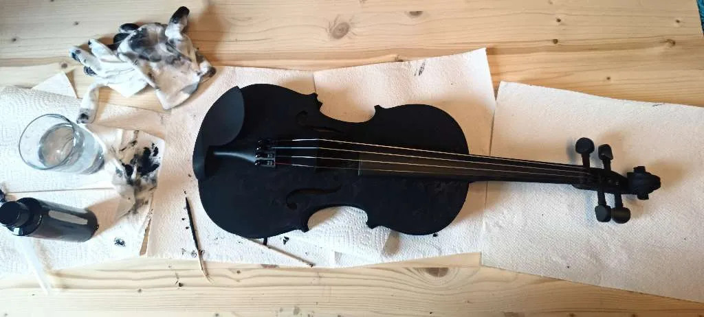 Violine / Geige mit Black 3.0 bemalen