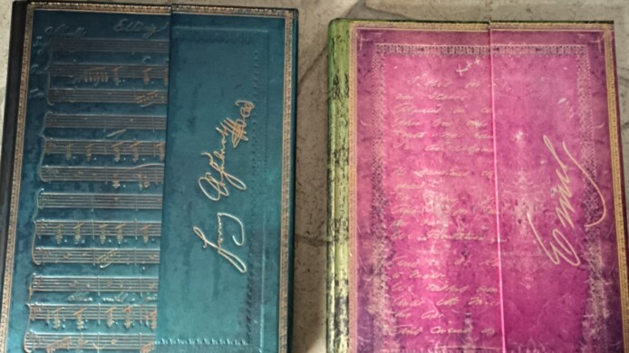 Neues Logbuch für Skizzen, Notizen und Träume. Das linke ist voll ✎ Neues Logbuch für Skizzen, Notizen und Träume. Das linke ist voll ✎